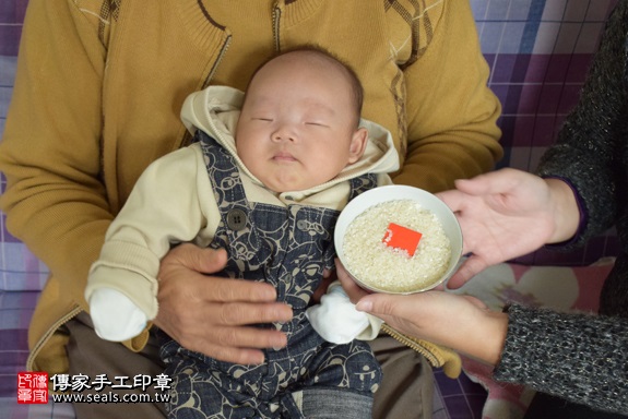 剃胎毛、滿月剃頭、嬰兒剃頭、嬰兒理髮、嬰兒剃髮、嬰兒剃胎毛、嬰兒滿月剃頭、寶寶剃頭、剃胎毛儀式、剃胎毛吉祥話、滿月剃頭儀式、滿月剃頭吉祥話、寶寶剃胎毛、寶寶滿月剃頭理髮、 新北市中和地區剃胎毛、新北市中和地區滿月剃頭、新北市中和地區嬰兒剃頭剃胎毛、新北市中和地區嬰兒理髮、新北市嬰兒剃髮、羅寶寶(新北中和區到府嬰兒寶寶滿月剃頭理髮、免費到府嬰兒剃胎毛儀式吉祥話)。到府剃頭剃胎毛主持、專業拍照、DVD光碟、證書。★購買「臍帶章、肚臍章、胎毛筆刷印章」贈送：剃頭、收涎、抓周，三選一。2017.12.10照片6