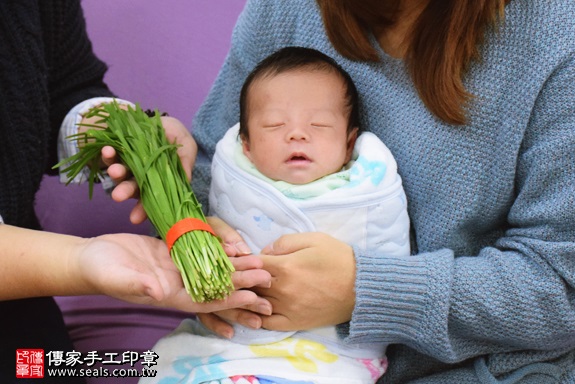 剃胎毛、滿月剃頭、嬰兒剃頭、嬰兒理髮、嬰兒剃髮、嬰兒剃胎毛、嬰兒滿月剃頭、寶寶剃頭、剃胎毛儀式、剃胎毛吉祥話、滿月剃頭儀式、滿月剃頭吉祥話、寶寶剃胎毛、寶寶滿月剃頭理髮、 新北市新店地區剃胎毛、新北市新店地區滿月剃頭、新北市新店地區嬰兒剃頭剃胎毛、新北市新店地區嬰兒理髮、新北市嬰兒剃髮、吳寶寶(新北新店區到府嬰兒寶寶滿月剃頭理髮、免費到府嬰兒剃胎毛儀式吉祥話)。到府剃頭剃胎毛主持、專業拍照、DVD光碟、證書。★購買「臍帶章、肚臍章、胎毛筆刷印章」贈送：剃頭、收涎、抓周，三選一。2017.12.14照片10