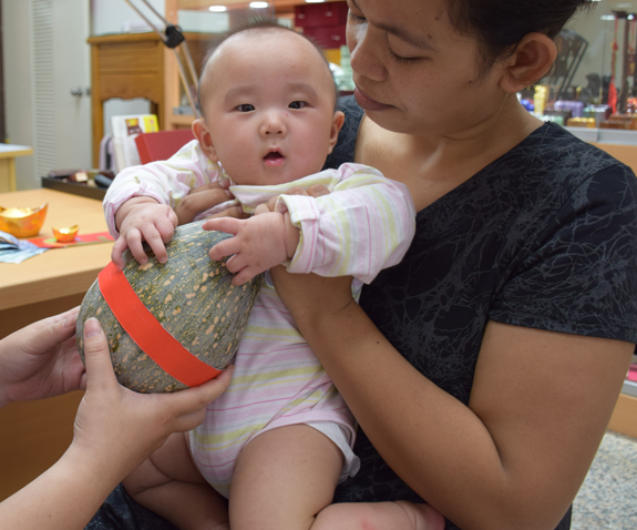 古小妹(台中北區嬰兒寶寶滿月剃頭理髮、免費嬰兒剃胎毛儀式吉祥話)。中國風會場，爸媽寶貝免費穿「日中韓」古裝禮服。專業拍照、DVD光碟、證書。★購買「臍帶章、肚臍章、胎毛筆刷印章」贈送：剃頭、收涎、抓周，三選一。 2015.05.21 照片12