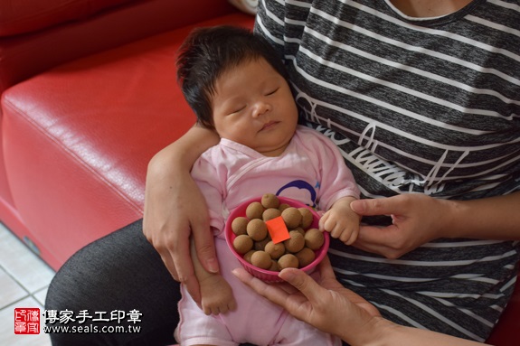 剃胎毛、滿月剃頭、嬰兒剃頭、嬰兒理髮、嬰兒剃髮、嬰兒剃胎毛、嬰兒滿月剃頭、寶寶剃頭、剃胎毛儀式、剃胎毛吉祥話、滿月剃頭儀式、滿月剃頭吉祥話、寶寶剃胎毛、寶寶滿月剃頭理髮、 新竹縣竹東地區剃胎毛、新竹縣竹東地區滿月剃頭、新竹縣竹東地區嬰兒剃頭剃胎毛、新竹縣竹東地區嬰兒理髮、新竹縣嬰兒剃髮、黃寶寶(新竹竹東鎮區到府嬰兒寶寶滿月剃頭理髮、免費到府嬰兒剃胎毛儀式吉祥話)。到府剃頭剃胎毛主持、專業拍照、DVD光碟、證書。★購買「臍帶章、肚臍章、胎毛筆刷印章」贈送：剃頭、收涎、抓周，三選一。2017.09.09照片7