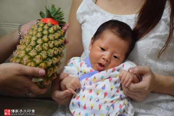 剃胎毛、滿月剃頭、嬰兒剃頭、嬰兒理髮、嬰兒剃髮、嬰兒剃胎毛、嬰兒滿月剃頭、寶寶剃頭、剃胎毛儀式、剃胎毛吉祥話、滿月剃頭儀式、滿月剃頭吉祥話、寶寶剃胎毛、寶寶滿月剃頭理髮、 新北五股剃胎毛、新北五股滿月剃頭、 新北五股嬰兒剃頭剃胎毛、新北五股嬰兒理髮、新北五股嬰兒剃髮、葉寶寶(新北五股到府嬰兒寶寶滿月剃頭理髮、免費到府嬰兒剃胎毛儀式吉祥話)。到府剃頭剃胎毛主持、專業拍照、DVD光碟、證書。★購買「臍帶章、肚臍章、胎毛筆刷印章」贈送：剃頭、收涎、抓周，三選一。2016.06.07  照片13