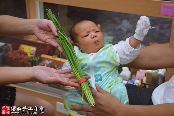 剃胎毛、滿月剃頭、嬰兒剃頭、嬰兒理髮、嬰兒剃髮、嬰兒剃胎毛、嬰兒滿月剃頭、寶寶剃頭、剃胎毛儀式、剃胎毛吉祥話、滿月剃頭儀式、滿月剃頭吉祥話、寶寶剃胎毛、寶寶滿月剃頭理髮、 新北市永和地區剃胎毛、新北市永和地區滿月剃頭、新北市永和地區嬰兒剃頭剃胎毛、新北市永和地區嬰兒理髮、新北市嬰兒剃髮、吳寶寶(新北永和區嬰兒寶寶滿月剃頭理髮、免費嬰兒剃胎毛儀式吉祥話)。中國風會場，爸媽寶貝免費穿「日中韓」古裝禮服。專業拍照、DVD光碟、證書。★購買「臍帶章、肚臍章、胎毛筆刷印章」贈送：剃頭、收涎、抓周，三選一。2017.10.12照片10