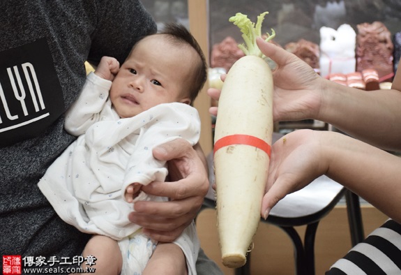 剃胎毛、滿月剃頭、嬰兒剃頭、嬰兒理髮、嬰兒剃髮、嬰兒剃胎毛、嬰兒滿月剃頭、寶寶剃頭、剃胎毛儀式、剃胎毛吉祥話、滿月剃頭儀式、滿月剃頭吉祥話、寶寶剃胎毛、寶寶滿月剃頭理髮、新北永和區剃胎毛、新北永和區滿月剃頭、新北永和區嬰兒剃頭剃胎毛、新北永和區嬰兒理髮、新北永和區嬰兒剃髮、林寶寶(新北永和區嬰兒寶寶滿月剃頭理髮、免費嬰兒剃胎毛儀式吉祥話)。中國風會場，爸媽寶貝免費穿「日中韓」古裝禮服。專業拍照、DVD光碟、證書。★購買「臍帶章、肚臍章、胎毛筆刷印章」贈送：剃頭、收涎、抓周，三選一。2016.07.11  照片13