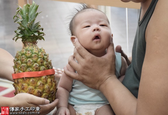 剃胎毛、滿月剃頭、嬰兒剃頭、嬰兒理髮、嬰兒剃髮、嬰兒剃胎毛、嬰兒滿月剃頭、寶寶剃頭、剃胎毛儀式、剃胎毛吉祥話、滿月剃頭儀式、滿月剃頭吉祥話、寶寶剃胎毛、寶寶滿月剃頭理髮、新北永和區剃胎毛、新北永和區滿月剃頭、新北永和區嬰兒剃頭剃胎毛、新北永和區嬰兒理髮、新北永和區嬰兒剃髮、張寶寶(新北永和區嬰兒寶寶滿月剃頭理髮、免費嬰兒剃胎毛儀式吉祥話)。中國風會場，爸媽寶貝免費穿「日中韓」古裝禮服。專業拍照、DVD光碟、證書。★購買「臍帶章、肚臍章、胎毛筆刷印章」贈送：剃頭、收涎、抓周，三選一。2016.07.13  照片14