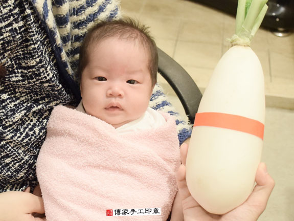 蔡寶寶(新北中和區到府嬰兒寶寶滿月剃頭理髮、免費到府嬰兒剃胎毛儀式吉祥話)。到府剃頭剃胎毛主持、專業拍照、DVD光碟、證書。★購買「臍帶章、肚臍章、胎毛筆刷印章」贈送：剃頭、收涎、抓周，三選一。2015.11.04 照片12