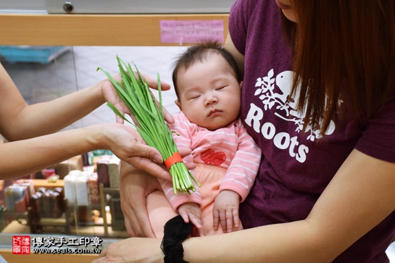 剃胎毛、滿月剃頭、嬰兒剃頭、嬰兒理髮、嬰兒剃髮、嬰兒剃胎毛、嬰兒滿月剃頭、寶寶剃頭、剃胎毛儀式、剃胎毛吉祥話、滿月剃頭儀式、滿月剃頭吉祥話、寶寶剃胎毛、寶寶滿月剃頭理髮、新北永和區剃胎毛、新北永和區滿月剃頭、新北永和區嬰兒剃頭剃胎毛、新北永和區嬰兒理髮、新北永和區嬰兒剃髮、謝寶寶(新北永和區嬰兒寶寶滿月剃頭理髮、免費嬰兒剃胎毛儀式吉祥話)。中國風會場，爸媽寶貝免費穿「日中韓」古裝禮服。專業拍照、DVD光碟、證書。★購買「臍帶章、肚臍章、胎毛筆刷印章」贈送：剃頭、收涎、抓周，三選一。2016.10.20 照片11