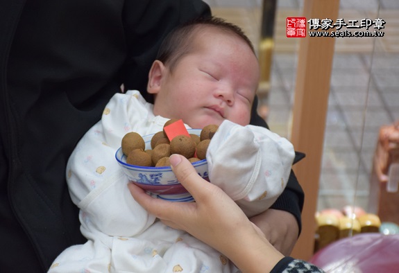 剃胎毛、滿月剃頭、嬰兒剃頭、嬰兒理髮、嬰兒剃髮、嬰兒剃胎毛、嬰兒滿月剃頭、寶寶剃頭、剃胎毛儀式、剃胎毛吉祥話、滿月剃頭儀式、滿月剃頭吉祥話、寶寶剃胎毛、寶寶滿月剃頭理髮、新竹香山區剃胎毛、新竹香山區滿月剃頭、新竹香山區嬰兒剃頭剃胎毛、新竹香山區嬰兒理髮、新竹香山區嬰兒剃髮、黃寶寶(新竹香山區嬰兒寶寶滿月剃頭理髮、免費嬰兒剃胎毛儀式吉祥話)。中國風會場，爸媽寶貝免費穿「日中韓」古裝禮服。專業拍照、DVD光碟、證書。★購買「臍帶章、肚臍章、胎毛筆刷印章」贈送：剃頭、收涎、抓周，三選一。2016.02.03 照片7