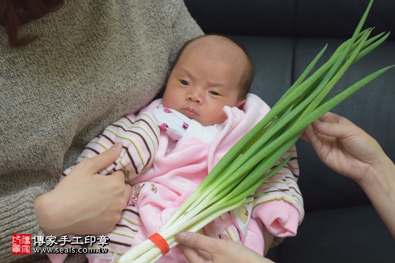 剃胎毛、滿月剃頭、嬰兒剃頭、嬰兒理髮、嬰兒剃髮、嬰兒剃胎毛、嬰兒滿月剃頭、寶寶剃頭、剃胎毛儀式、剃胎毛吉祥話、滿月剃頭儀式、滿月剃頭吉祥話、寶寶剃胎毛、寶寶滿月剃頭理髮、新北五股區剃胎毛、新北五股區滿月剃頭、新北五股區嬰兒剃頭剃胎毛、新北五股區嬰兒理髮、新北五股區嬰兒剃髮、許寶寶(新北五股區嬰兒寶寶滿月剃頭理髮、免費嬰兒剃胎毛儀式吉祥話)。中國風會場，爸媽寶貝免費穿「日中韓」古裝禮服。專業拍照、DVD光碟、證書。★購買「臍帶章、肚臍章、胎毛筆刷印章」贈送：剃頭、收涎、抓周，三選一。2017.02.10 照片12