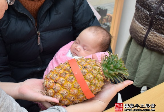 剃胎毛、滿月剃頭、嬰兒剃頭、嬰兒理髮、嬰兒剃髮、嬰兒剃胎毛、嬰兒滿月剃頭、寶寶剃頭、剃胎毛儀式、剃胎毛吉祥話、滿月剃頭儀式、滿月剃頭吉祥話、寶寶剃胎毛、寶寶滿月剃頭理髮、新竹香山區剃胎毛、新竹香山區滿月剃頭、新竹香山區嬰兒剃頭剃胎毛、新竹香山區嬰兒理髮、新竹香山區嬰兒剃髮、林寶寶(新竹香山區嬰兒寶寶滿月剃頭理髮、免費嬰兒剃胎毛儀式吉祥話)。中國風會場，爸媽寶貝免費穿「日中韓」古裝禮服。專業拍照、DVD光碟、證書。★購買「臍帶章、肚臍章、胎毛筆刷印章」贈送：剃頭、收涎、抓周，三選一。2016.01.29 照片14
