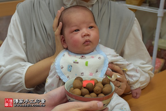 剃胎毛、滿月剃頭、嬰兒剃頭、嬰兒理髮、嬰兒剃髮、嬰兒剃胎毛、嬰兒滿月剃頭、寶寶剃頭、剃胎毛儀式、剃胎毛吉祥話、滿月剃頭儀式、滿月剃頭吉祥話、寶寶剃胎毛、寶寶滿月剃頭理髮、 新北市永和地區剃胎毛、新北市永和地區滿月剃頭、新北市永和地區嬰兒剃頭剃胎毛、新北市永和地區嬰兒理髮、新北市嬰兒剃髮、林寶寶(新北永和區嬰兒寶寶滿月剃頭理髮、免費嬰兒剃胎毛儀式吉祥話)。中國風會場，爸媽寶貝免費穿「日中韓」古裝禮服。專業拍照、DVD光碟、證書。★購買「臍帶章、肚臍章、胎毛筆刷印章」贈送：剃頭、收涎、抓周，三選一。2017.10.28照片7