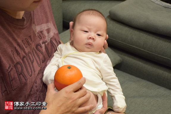 剃胎毛、滿月剃頭、嬰兒剃頭、嬰兒理髮、嬰兒剃髮、嬰兒剃胎毛、嬰兒滿月剃頭、寶寶剃頭、剃胎毛儀式、剃胎毛吉祥話、滿月剃頭儀式、滿月剃頭吉祥話、寶寶剃胎毛、寶寶滿月剃頭理髮、 台北市信義地區剃胎毛、台北市信義地區滿月剃頭、台北市信義地區嬰兒剃頭剃胎毛、台北市信義地區嬰兒理髮、台北市嬰兒剃髮、鄧寶寶(台北信義區到府嬰兒寶寶滿月剃頭理髮、免費到府嬰兒剃胎毛儀式吉祥話)。到府剃頭剃胎毛主持、專業拍照、DVD光碟、證書。★購買「臍帶章、肚臍章、胎毛筆刷印章」贈送：剃頭、收涎、抓周，三選一。2017.11.18照片10