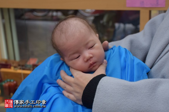 剃胎毛、滿月剃頭、嬰兒剃頭、嬰兒理髮、嬰兒剃髮、嬰兒剃胎毛、嬰兒滿月剃頭、寶寶剃頭、剃胎毛儀式、剃胎毛吉祥話、滿月剃頭儀式、滿月剃頭吉祥話、寶寶剃胎毛、寶寶滿月剃頭理髮、 新北市永和地區剃胎毛、新北市永和地區滿月剃頭、新北市永和地區嬰兒剃頭剃胎毛、新北市永和地區嬰兒理髮、新北市嬰兒剃髮、謝寶寶(新北永和區嬰兒寶寶滿月剃頭理髮、免費嬰兒剃胎毛儀式吉祥話)。中國風會場，爸媽寶貝免費穿「日中韓」古裝禮服。專業拍照、DVD光碟、證書。★購買「臍帶章、肚臍章、胎毛筆刷印章」贈送：剃頭、收涎、抓周，三選一。2017.12.19照片16