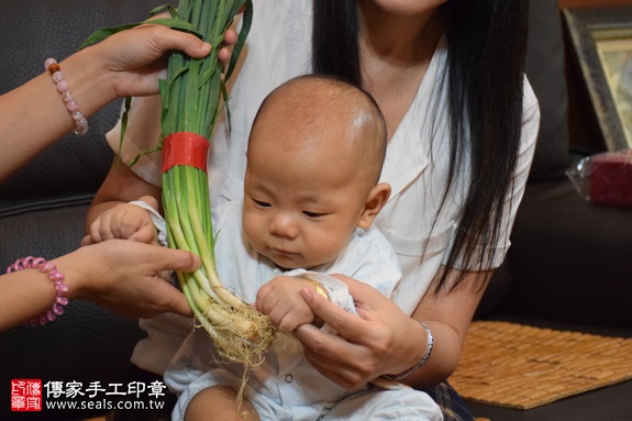 剃胎毛、滿月剃頭、嬰兒剃頭、嬰兒理髮、嬰兒剃髮、嬰兒剃胎毛、嬰兒滿月剃頭、寶寶剃頭、剃胎毛儀式、剃胎毛吉祥話、滿月剃頭儀式、滿月剃頭吉祥話、寶寶剃胎毛、寶寶滿月剃頭理髮、 桃園桃園區剃胎毛、桃園桃園區滿月剃頭、 桃園桃園區嬰兒剃頭剃胎毛、桃園桃園區嬰兒理髮、桃園桃園區嬰兒剃髮、戴寶寶(桃園桃園區到府嬰兒寶寶滿月剃頭理髮、免費到府嬰兒剃胎毛儀式吉祥話)。到府剃頭剃胎毛主持、專業拍照、DVD光碟、證書。★購買「臍帶章、肚臍章、胎毛筆刷印章」贈送：剃頭、收涎、抓周，三選一。2016.10.31  照片12