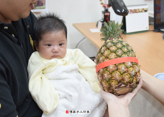 柳寶寶(新北永和區嬰兒寶寶滿月剃頭理髮、免費嬰兒剃胎毛儀式吉祥話)。中國風會場，爸媽寶貝免費穿「日中韓」古裝禮服。專業拍照、DVD光碟、證書。★購買「臍帶章、肚臍章、胎毛筆刷印章」贈送：剃頭、收涎、抓周，三選一。 2015.11.29 照片14