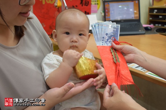 剃胎毛、滿月剃頭、嬰兒剃頭、嬰兒理髮、嬰兒剃髮、嬰兒剃胎毛、嬰兒滿月剃頭、寶寶剃頭、剃胎毛儀式、剃胎毛吉祥話、滿月剃頭儀式、滿月剃頭吉祥話、寶寶剃胎毛、寶寶滿月剃頭理髮、 新北市永和地區剃胎毛、新北市永和地區滿月剃頭、新北市永和地區嬰兒剃頭剃胎毛、新北市永和地區嬰兒理髮、新北市嬰兒剃髮、 許寶寶(新北永和區嬰兒寶寶滿月剃頭理髮、免費嬰兒剃胎毛儀式吉祥話)。中國風會場，爸媽寶貝免費穿「日中韓」古裝禮服。專業拍照、DVD光碟、證書。★購買「臍帶章、肚臍章、胎毛筆刷印章」贈送：剃頭、收涎、抓周，三選一。2017.08.28照片15