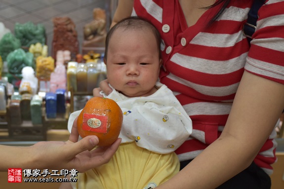 剃胎毛、滿月剃頭、嬰兒剃頭、嬰兒理髮、嬰兒剃髮、嬰兒剃胎毛、嬰兒滿月剃頭、寶寶剃頭、剃胎毛儀式、剃胎毛吉祥話、滿月剃頭儀式、滿月剃頭吉祥話、寶寶剃胎毛、寶寶滿月剃頭理髮、 新北市新莊地區剃胎毛、新北市新莊地區滿月剃頭、新北市新莊地區嬰兒剃頭剃胎毛、新北市新莊地區嬰兒理髮、新北市嬰兒剃髮、 曾寶寶(新北永和區嬰兒寶寶滿月剃頭理髮、免費嬰兒剃胎毛儀式吉祥話)。中國風會場，爸媽寶貝免費穿「日中韓」古裝禮服。專業拍照、DVD光碟、證書。★購買「臍帶章、肚臍章、胎毛筆刷印章」贈送：剃頭、收涎、抓周，三選一。2017.09.30照片9