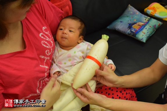 剃胎毛、滿月剃頭、嬰兒剃頭、嬰兒理髮、嬰兒剃髮、嬰兒剃胎毛、嬰兒滿月剃頭、寶寶剃頭、剃胎毛儀式、剃胎毛吉祥話、滿月剃頭儀式、滿月剃頭吉祥話、寶寶剃胎毛、寶寶滿月剃頭理髮、 新北市蘆洲地區剃胎毛、新北市蘆洲地區滿月剃頭、新北市蘆洲地區嬰兒剃頭剃胎毛、新北市蘆洲地區嬰兒理髮、新北市嬰兒剃髮、陳寶寶(新北蘆洲區到府嬰兒寶寶滿月剃頭理髮、免費到府嬰兒剃胎毛儀式吉祥話)。到府剃頭剃胎毛主持、專業拍照、DVD光碟、證書。★購買「臍帶章、肚臍章、胎毛筆刷印章」贈送：剃頭、收涎、抓周，三選一。2017.09.03照片13