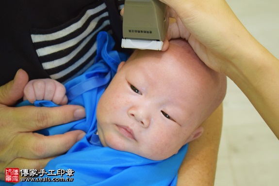 剃胎毛、滿月剃頭、嬰兒剃頭、嬰兒理髮、嬰兒剃髮、嬰兒剃胎毛、嬰兒滿月剃頭、寶寶剃頭、剃胎毛儀式、剃胎毛吉祥話、滿月剃頭儀式、滿月剃頭吉祥話、寶寶剃胎毛、寶寶滿月剃頭理髮、 高雄市鳳山地區剃胎毛、高雄市鳳山地區滿月剃頭、高雄市鳳山地區嬰兒剃頭剃胎毛、高雄市鳳山地區嬰兒理髮、高雄市嬰兒剃髮、王寶寶(高雄鳳山區到府嬰兒寶寶滿月剃頭理髮、免費到府嬰兒剃胎毛儀式吉祥話)。到府剃頭剃胎毛主持、專業拍照、DVD光碟、證書。★購買「臍帶章、肚臍章、胎毛筆刷印章」贈送：剃頭、收涎、抓周，三選一。2017.09.24照片12