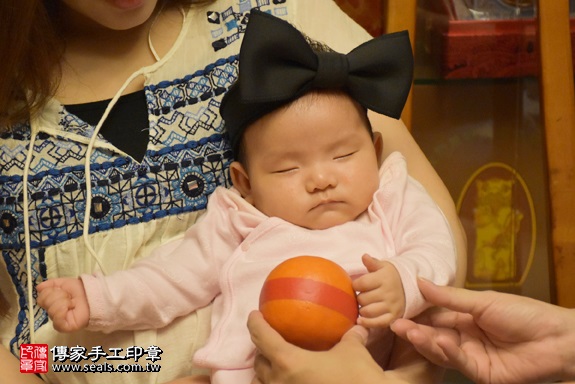 剃胎毛、滿月剃頭、嬰兒剃頭、嬰兒理髮、嬰兒剃髮、嬰兒剃胎毛、嬰兒滿月剃頭、寶寶剃頭、剃胎毛儀式、剃胎毛吉祥話、滿月剃頭儀式、滿月剃頭吉祥話、寶寶剃胎毛、寶寶滿月剃頭理髮、 新北市新莊地區剃胎毛、新北市新莊地區滿月剃頭、新北市新莊地區嬰兒剃頭剃胎毛、新北市新莊地區嬰兒理髮、新北市嬰兒剃髮、莊寶寶(新北新莊區到府嬰兒寶寶滿月剃頭理髮、免費到府嬰兒剃胎毛儀式吉祥話)。到府剃頭剃胎毛主持、專業拍照、DVD光碟、證書。★購買「臍帶章、肚臍章、胎毛筆刷印章」贈送：剃頭、收涎、抓周，三選一。2017.10.14照片10