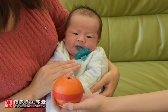 剃胎毛、滿月剃頭、嬰兒剃頭、嬰兒理髮、嬰兒剃髮、嬰兒剃胎毛、嬰兒滿月剃頭、寶寶剃頭、剃胎毛儀式、剃胎毛吉祥話、滿月剃頭儀式、滿月剃頭吉祥話、寶寶剃胎毛、寶寶滿月剃頭理髮、 新竹縣關西地區剃胎毛、新竹縣關西地區滿月剃頭、新竹縣關西地區嬰兒剃頭剃胎毛、新竹縣關西地區嬰兒理髮、新竹縣嬰兒剃髮、李寶寶(新竹關西鎮到府嬰兒寶寶滿月剃頭理髮、免費到府嬰兒剃胎毛儀式吉祥話)。到府剃頭剃胎毛主持、專業拍照、DVD光碟、證書。★購買「臍帶章、肚臍章、胎毛筆刷印章」贈送：剃頭、收涎、抓周，三選一。2017.11.28照片9