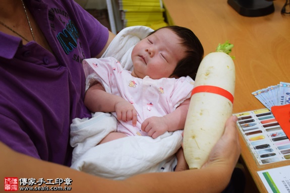 剃胎毛、滿月剃頭、嬰兒剃頭、嬰兒理髮、嬰兒剃髮、嬰兒剃胎毛、嬰兒滿月剃頭、寶寶剃頭、剃胎毛儀式、剃胎毛吉祥話、滿月剃頭儀式、滿月剃頭吉祥話、寶寶剃胎毛、寶寶滿月剃頭理髮、新北永和區剃胎毛、新北永和區滿月剃頭、新北永和區嬰兒剃頭剃胎毛、新北永和區嬰兒理髮、新北永和區嬰兒剃髮、張寶寶(新北永和區嬰兒寶寶滿月剃頭理髮、免費嬰兒剃胎毛儀式吉祥話)。中國風會場，爸媽寶貝免費穿「日中韓」古裝禮服。專業拍照、DVD光碟、證書。★購買「臍帶章、肚臍章、胎毛筆刷印章」贈送：剃頭、收涎、抓周，三選一。2016.09.07  照片14