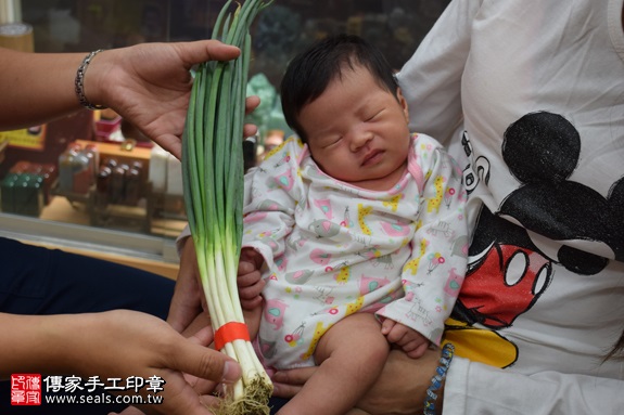 剃胎毛、滿月剃頭、嬰兒剃頭、嬰兒理髮、嬰兒剃髮、嬰兒剃胎毛、嬰兒滿月剃頭、寶寶剃頭、剃胎毛儀式、剃胎毛吉祥話、滿月剃頭儀式、滿月剃頭吉祥話、寶寶剃胎毛、寶寶滿月剃頭理髮、新北永和區剃胎毛、新北永和區滿月剃頭、新北永和區嬰兒剃頭剃胎毛、新北永和區嬰兒理髮、新北永和區嬰兒剃髮、陳寶寶(新北永和區嬰兒寶寶滿月剃頭理髮、免費嬰兒剃胎毛儀式吉祥話)。中國風會場，爸媽寶貝免費穿「日中韓」古裝禮服。專業拍照、DVD光碟、證書。★購買「臍帶章、肚臍章、胎毛筆刷印章」贈送：剃頭、收涎、抓周，三選一。2016.11.03 照片12