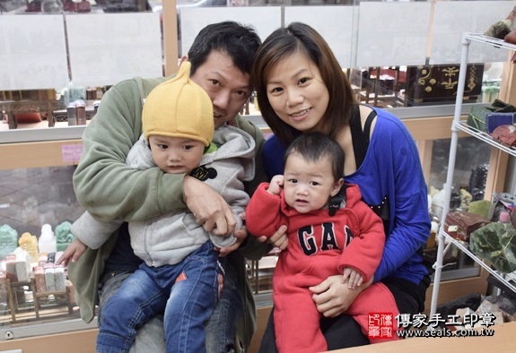 剃胎毛、滿月剃頭、嬰兒剃頭、嬰兒理髮、嬰兒剃髮、嬰兒剃胎毛、嬰兒滿月剃頭、寶寶剃頭、剃胎毛儀式、剃胎毛吉祥話、滿月剃頭儀式、滿月剃頭吉祥話、寶寶剃胎毛、寶寶滿月剃頭理髮、新北永和區剃胎毛、新北永和區滿月剃頭、新北永和區嬰兒剃頭剃胎毛、新北永和區嬰兒理髮、新北永和區嬰兒剃髮、洪寶寶們(新北永和區嬰兒寶寶滿月剃頭理髮、免費嬰兒剃胎毛儀式吉祥話)。中國風會場，爸媽寶貝免費穿「日中韓」古裝禮服。專業拍照、DVD光碟、證書。★購買「臍帶章、肚臍章、胎毛筆刷印章」贈送：剃頭、收涎、抓周，三選一。2016.03.24  照片2
