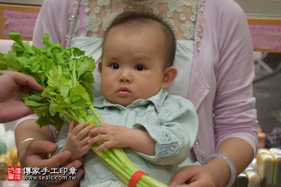 剃胎毛、滿月剃頭、嬰兒剃頭、嬰兒理髮、嬰兒剃髮、嬰兒剃胎毛、嬰兒滿月剃頭、寶寶剃頭、剃胎毛儀式、剃胎毛吉祥話、滿月剃頭儀式、滿月剃頭吉祥話、寶寶剃胎毛、寶寶滿月剃頭理髮、新北永和區剃胎毛、新北永和區滿月剃頭、新北永和區嬰兒剃頭剃胎毛、新北永和區嬰兒理髮、新北永和區嬰兒剃髮、郭寶寶(新北永和區嬰兒寶寶滿月剃頭理髮、免費嬰兒剃胎毛儀式吉祥話)。中國風會場，爸媽寶貝免費穿「日中韓」古裝禮服。專業拍照、DVD光碟、證書。★購買「臍帶章、肚臍章、胎毛筆刷印章」贈送：剃頭、收涎、抓周，三選一。2017.05.01 照片13