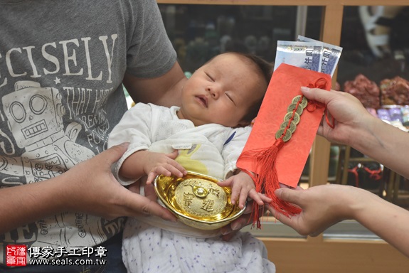 剃胎毛、滿月剃頭、嬰兒剃頭、嬰兒理髮、嬰兒剃髮、嬰兒剃胎毛、嬰兒滿月剃頭、寶寶剃頭、剃胎毛儀式、剃胎毛吉祥話、滿月剃頭儀式、滿月剃頭吉祥話、寶寶剃胎毛、寶寶滿月剃頭理髮、新北永和區剃胎毛、新北永和區滿月剃頭、新北永和區嬰兒剃頭剃胎毛、新北永和區嬰兒理髮、新北永和區嬰兒剃髮、蔡寶寶(新北永和區嬰兒寶寶滿月剃頭理髮、免費嬰兒剃胎毛儀式吉祥話)。中國風會場，爸媽寶貝免費穿「日中韓」古裝禮服。專業拍照、DVD光碟、證書。★購買「臍帶章、肚臍章、胎毛筆刷印章」贈送：剃頭、收涎、抓周，三選一。2017.06.02 照片14