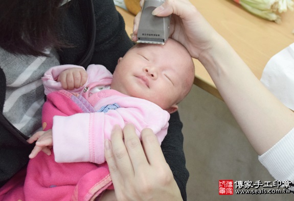剃胎毛、滿月剃頭、嬰兒剃頭、嬰兒理髮、嬰兒剃髮、嬰兒剃胎毛、嬰兒滿月剃頭、寶寶剃頭、剃胎毛儀式、剃胎毛吉祥話、滿月剃頭儀式、滿月剃頭吉祥話、寶寶剃胎毛、寶寶滿月剃頭理髮、新北永和區剃胎毛、新北永和區滿月剃頭、新北永和區嬰兒剃頭剃胎毛、新北永和區嬰兒理髮、新北永和區嬰兒剃髮、葉寶寶(新北永和區嬰兒寶寶滿月剃頭理髮、免費嬰兒剃胎毛儀式吉祥話)。中國風會場，爸媽寶貝免費穿「日中韓」古裝禮服。專業拍照、DVD光碟、證書。★購買「臍帶章、肚臍章、胎毛筆刷印章」贈送：剃頭、收涎、抓周，三選一。2016.04.16  照片18