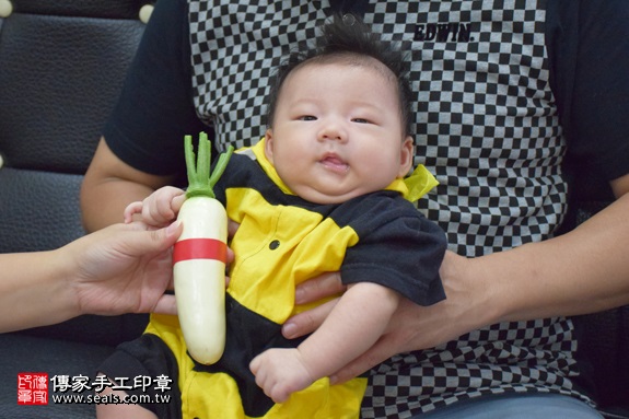 剃胎毛、滿月剃頭、嬰兒剃頭、嬰兒理髮、嬰兒剃髮、嬰兒剃胎毛、嬰兒滿月剃頭、寶寶剃頭、剃胎毛儀式、剃胎毛吉祥話、滿月剃頭儀式、滿月剃頭吉祥話、寶寶剃胎毛、寶寶滿月剃頭理髮、 新北市汐止地區剃胎毛、新北市汐止地區滿月剃頭、新北市汐止地區嬰兒剃頭剃胎毛、新北市汐止地區嬰兒理髮、新北市嬰兒剃髮、呂寶寶(新北汐止區到府嬰兒寶寶滿月剃頭理髮、免費到府嬰兒剃胎毛儀式吉祥話)。到府剃頭剃胎毛主持、專業拍照、DVD光碟、證書。★購買「臍帶章、肚臍章、胎毛筆刷印章」贈送：剃頭、收涎、抓周，三選一。2017.09.06照片11