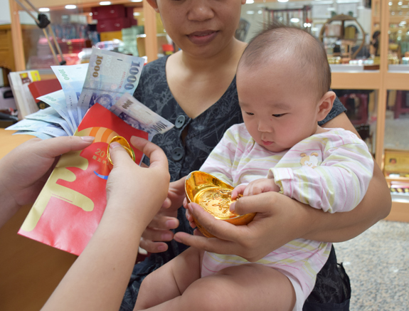 古小妹(台中北區嬰兒寶寶滿月剃頭理髮、免費嬰兒剃胎毛儀式吉祥話)。中國風會場，爸媽寶貝免費穿「日中韓」古裝禮服。專業拍照、DVD光碟、證書。★購買「臍帶章、肚臍章、胎毛筆刷印章」贈送：剃頭、收涎、抓周，三選一。 2015.05.21 照片14