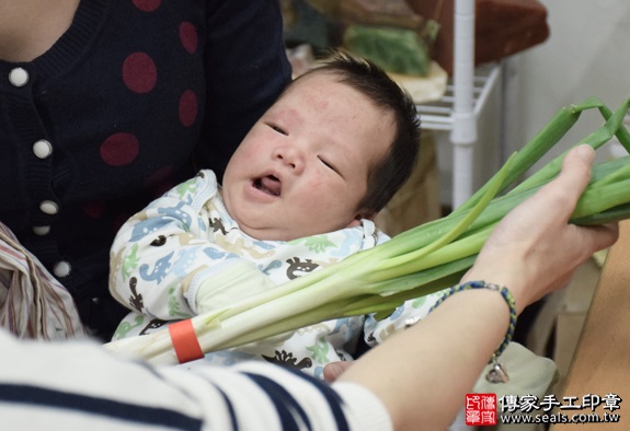剃胎毛、滿月剃頭、嬰兒剃頭、嬰兒理髮、嬰兒剃髮、嬰兒剃胎毛、嬰兒滿月剃頭、寶寶剃頭、剃胎毛儀式、剃胎毛吉祥話、滿月剃頭儀式、滿月剃頭吉祥話、寶寶剃胎毛、寶寶滿月剃頭理髮、新北永和區剃胎毛、新北永和區滿月剃頭、新北永和區嬰兒剃頭剃胎毛、新北永和區嬰兒理髮、新北永和區嬰兒剃髮、王寶寶(新北永和區嬰兒寶寶滿月剃頭理髮、免費嬰兒剃胎毛儀式吉祥話)。中國風會場，爸媽寶貝免費穿「日中韓」古裝禮服。專業拍照、DVD光碟、證書。★購買「臍帶章、肚臍章、胎毛筆刷印章」贈送：剃頭、收涎、抓周，三選一。2016.03.31  照片12