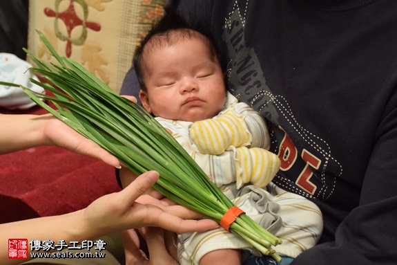 剃胎毛、滿月剃頭、嬰兒剃頭、嬰兒理髮、嬰兒剃髮、嬰兒剃胎毛、嬰兒滿月剃頭、寶寶剃頭、剃胎毛儀式、剃胎毛吉祥話、滿月剃頭儀式、滿月剃頭吉祥話、寶寶剃胎毛、寶寶滿月剃頭理髮、 新北中和區剃胎毛、新北中和區滿月剃頭、 新北中和區嬰兒剃頭剃胎毛、新北中和區嬰兒理髮、新北中和區嬰兒剃髮、劉寶寶(新北中和區到府嬰兒寶寶滿月剃頭理髮、免費到府嬰兒剃胎毛儀式吉祥話)。到府剃頭剃胎毛主持、專業拍照、DVD光碟、證書。★購買「臍帶章、肚臍章、胎毛筆刷印章」贈送：剃頭、收涎、抓周，三選一。2016.11.29  照片10