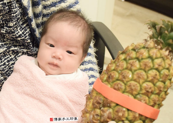 蔡寶寶(新北中和區到府嬰兒寶寶滿月剃頭理髮、免費到府嬰兒剃胎毛儀式吉祥話)。到府剃頭剃胎毛主持、專業拍照、DVD光碟、證書。★購買「臍帶章、肚臍章、胎毛筆刷印章」贈送：剃頭、收涎、抓周，三選一。2015.11.04 照片13