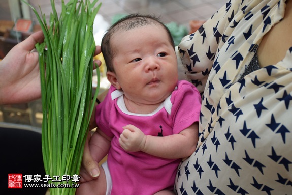 剃胎毛、滿月剃頭、嬰兒剃頭、嬰兒理髮、嬰兒剃髮、嬰兒剃胎毛、嬰兒滿月剃頭、寶寶剃頭、剃胎毛儀式、剃胎毛吉祥話、滿月剃頭儀式、滿月剃頭吉祥話、寶寶剃胎毛、寶寶滿月剃頭理髮、新北永和區剃胎毛、新北永和區滿月剃頭、新北永和區嬰兒剃頭剃胎毛、新北永和區嬰兒理髮、新北永和區嬰兒剃髮、王寶寶(新北永和區嬰兒寶寶滿月剃頭理髮、免費嬰兒剃胎毛儀式吉祥話)。中國風會場，爸媽寶貝免費穿「日中韓」古裝禮服。專業拍照、DVD光碟、證書。★購買「臍帶章、肚臍章、胎毛筆刷印章」贈送：剃頭、收涎、抓周，三選一。2017.05.22 照片13