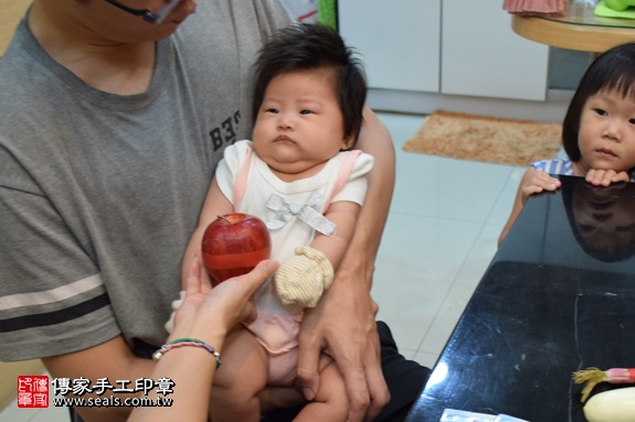 剃胎毛、滿月剃頭、嬰兒剃頭、嬰兒理髮、嬰兒剃髮、嬰兒剃胎毛、嬰兒滿月剃頭、寶寶剃頭、剃胎毛儀式、剃胎毛吉祥話、滿月剃頭儀式、滿月剃頭吉祥話、寶寶剃胎毛、寶寶滿月剃頭理髮、 桃園市蘆竹地區剃胎毛、桃園市蘆竹地區滿月剃頭、桃園市蘆竹地區嬰兒剃頭剃胎毛、桃園市蘆竹地區嬰兒理髮、桃園市嬰兒剃髮、 簡寶寶(桃園蘆竹區到府嬰兒寶寶滿月剃頭理髮、免費到府嬰兒剃胎毛儀式吉祥話)。到府剃頭剃胎毛主持、專業拍照、DVD光碟、證書。★購買「臍帶章、肚臍章、胎毛筆刷印章」贈送：剃頭、收涎、抓周，三選一。2017.09.02照片8