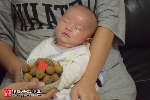 剃胎毛、滿月剃頭、嬰兒剃頭、嬰兒理髮、嬰兒剃髮、嬰兒剃胎毛、嬰兒滿月剃頭、寶寶剃頭、剃胎毛儀式、剃胎毛吉祥話、滿月剃頭儀式、滿月剃頭吉祥話、寶寶剃胎毛、寶寶滿月剃頭理髮、 新北市中和地區剃胎毛、新北市中和地區滿月剃頭、新北市中和地區嬰兒剃頭剃胎毛、新北市中和地區嬰兒理髮、新北市嬰兒剃髮、陳寶寶(新北中和區到府嬰兒寶寶滿月剃頭理髮、免費到府嬰兒剃胎毛儀式吉祥話)。到府剃頭剃胎毛主持、專業拍照、DVD光碟、證書。★購買「臍帶章、肚臍章、胎毛筆刷印章」贈送：剃頭、收涎、抓周，三選一。2017.09.06照片7