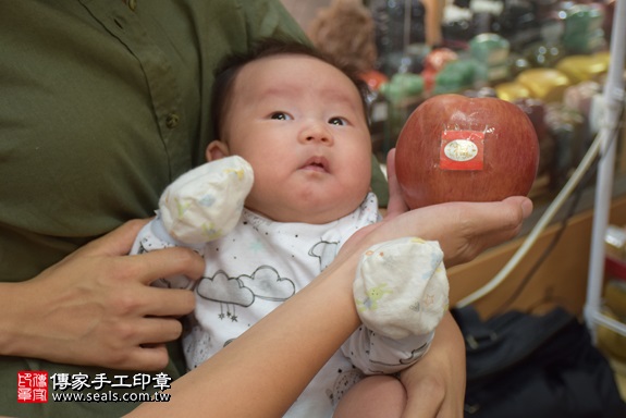 剃胎毛、滿月剃頭、嬰兒剃頭、嬰兒理髮、嬰兒剃髮、嬰兒剃胎毛、嬰兒滿月剃頭、寶寶剃頭、剃胎毛儀式、剃胎毛吉祥話、滿月剃頭儀式、滿月剃頭吉祥話、寶寶剃胎毛、寶寶滿月剃頭理髮、 新北市永和地區剃胎毛、新北市永和地區滿月剃頭、新北市永和地區嬰兒剃頭剃胎毛、新北市永和地區嬰兒理髮、新北市嬰兒剃髮、王寶寶(新北永和區嬰兒寶寶滿月剃頭理髮、免費嬰兒剃胎毛儀式吉祥話)。中國風會場，爸媽寶貝免費穿「日中韓」古裝禮服。專業拍照、DVD光碟、證書。★購買「臍帶章、肚臍章、胎毛筆刷印章」贈送：剃頭、收涎、抓周，三選一。2017.10.22照片9