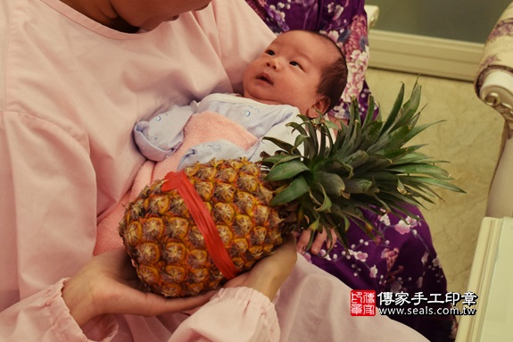 剃胎毛、滿月剃頭、嬰兒剃頭、嬰兒理髮、嬰兒剃髮、嬰兒剃胎毛、嬰兒滿月剃頭、寶寶剃頭、剃胎毛儀式、剃胎毛吉祥話、滿月剃頭儀式、滿月剃頭吉祥話、寶寶剃胎毛、寶寶滿月剃頭理髮、 台中市南屯地區剃胎毛、台中市南屯地區滿月剃頭、台中市南屯地區嬰兒剃頭剃胎毛、台中市南屯地區嬰兒理髮、台中市嬰兒剃髮、李仔糖(台中南屯區到府嬰兒寶寶滿月剃頭理髮、免費到府嬰兒剃胎毛儀式吉祥話)。到府剃頭剃胎毛主持、專業拍照、DVD光碟、證書。★購買「臍帶章、肚臍章、胎毛筆刷印章」贈送：剃頭、收涎、抓周，三選一。2017.11.18照片13