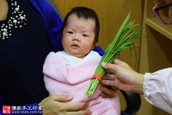 剃胎毛、滿月剃頭、嬰兒剃頭、嬰兒理髮、嬰兒剃髮、嬰兒剃胎毛、嬰兒滿月剃頭、寶寶剃頭、剃胎毛儀式、剃胎毛吉祥話、滿月剃頭儀式、滿月剃頭吉祥話、寶寶剃胎毛、寶寶滿月剃頭理髮、 新北中和區剃胎毛、新北中和區滿月剃頭、 新北中和區嬰兒剃頭剃胎毛、新北中和區嬰兒理髮、新北中和區嬰兒剃髮、楊寶寶(新北中和區到府嬰兒寶寶滿月剃頭理髮、免費到府嬰兒剃胎毛儀式吉祥話)。到府剃頭剃胎毛主持、專業拍照、DVD光碟、證書。★購買「臍帶章、肚臍章、胎毛筆刷印章」贈送：剃頭、收涎、抓周，三選一。2016.08.31  照片10