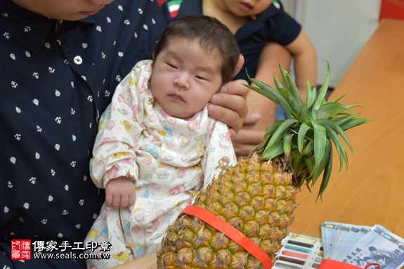 剃胎毛、滿月剃頭、嬰兒剃頭、嬰兒理髮、嬰兒剃髮、嬰兒剃胎毛、嬰兒滿月剃頭、寶寶剃頭、剃胎毛儀式、剃胎毛吉祥話、滿月剃頭儀式、滿月剃頭吉祥話、寶寶剃胎毛、寶寶滿月剃頭理髮、 新北市永和地區剃胎毛、新北市永和地區滿月剃頭、新北市永和地區嬰兒剃頭剃胎毛、新北市永和地區嬰兒理髮、新北市嬰兒剃髮、陳寶寶(新北永和區嬰兒寶寶滿月剃頭理髮、免費嬰兒剃胎毛儀式吉祥話)。中國風會場，爸媽寶貝免費穿「日中韓」古裝禮服。專業拍照、DVD光碟、證書。★購買「臍帶章、肚臍章、胎毛筆刷印章」贈送：剃頭、收涎、抓周，三選一。2017.09.10照片14
