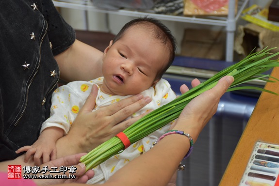 剃胎毛、滿月剃頭、嬰兒剃頭、嬰兒理髮、嬰兒剃髮、嬰兒剃胎毛、嬰兒滿月剃頭、寶寶剃頭、剃胎毛儀式、剃胎毛吉祥話、滿月剃頭儀式、滿月剃頭吉祥話、寶寶剃胎毛、寶寶滿月剃頭理髮、 新北市永和地區剃胎毛、新北市永和地區滿月剃頭、新北市永和地區嬰兒剃頭剃胎毛、新北市永和地區嬰兒理髮、新北市嬰兒剃髮、陳寶寶(新北永和區嬰兒寶寶滿月剃頭理髮、免費嬰兒剃胎毛儀式吉祥話)。中國風會場，爸媽寶貝免費穿「日中韓」古裝禮服。專業拍照、DVD光碟、證書。★購買「臍帶章、肚臍章、胎毛筆刷印章」贈送：剃頭、收涎、抓周，三選一。2017.10.04照片10