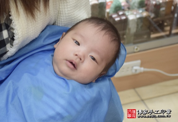 剃胎毛、滿月剃頭、嬰兒剃頭、嬰兒理髮、嬰兒剃髮、嬰兒剃胎毛、嬰兒滿月剃頭、寶寶剃頭、剃胎毛儀式、剃胎毛吉祥話、滿月剃頭儀式、滿月剃頭吉祥話、寶寶剃胎毛、寶寶滿月剃頭理髮、新北永和區剃胎毛、新北永和區滿月剃頭、新北永和區嬰兒剃頭剃胎毛、新北永和區嬰兒理髮、新北永和區嬰兒剃髮、仝寶寶(新北永和區嬰兒寶寶滿月剃頭理髮、免費嬰兒剃胎毛儀式吉祥話)。中國風會場，爸媽寶貝免費穿「日中韓」古裝禮服。專業拍照、DVD光碟、證書。★購買「臍帶章、肚臍章、胎毛筆刷印章」贈送：剃頭、收涎、抓周，三選一。2016.01.30 照片16