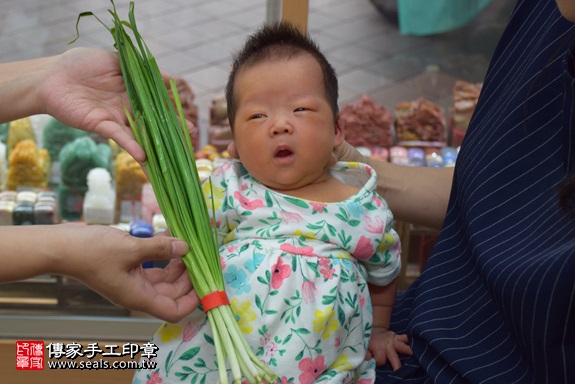 剃胎毛、滿月剃頭、嬰兒剃頭、嬰兒理髮、嬰兒剃髮、嬰兒剃胎毛、嬰兒滿月剃頭、寶寶剃頭、剃胎毛儀式、剃胎毛吉祥話、滿月剃頭儀式、滿月剃頭吉祥話、寶寶剃胎毛、寶寶滿月剃頭理髮、 新北市永和地區剃胎毛、新北市永和地區滿月剃頭、新北市永和地區嬰兒剃頭剃胎毛、新北市永和地區嬰兒理髮、新北市嬰兒剃髮、鄧寶寶(新北永和區嬰兒寶寶滿月剃頭理髮、免費嬰兒剃胎毛儀式吉祥話)。中國風會場，爸媽寶貝免費穿「日中韓」古裝禮服。專業拍照、DVD光碟、證書。★購買「臍帶章、肚臍章、胎毛筆刷印章」贈送：剃頭、收涎、抓周，三選一。2017.10.16照片14