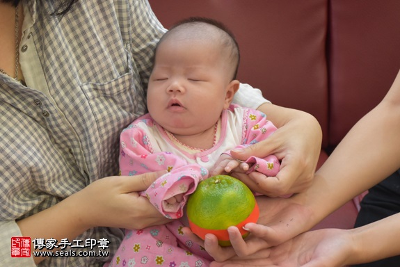 剃胎毛、滿月剃頭、嬰兒剃頭、嬰兒理髮、嬰兒剃髮、嬰兒剃胎毛、嬰兒滿月剃頭、寶寶剃頭、剃胎毛儀式、剃胎毛吉祥話、滿月剃頭儀式、滿月剃頭吉祥話、寶寶剃胎毛、寶寶滿月剃頭理髮、 桃園市桃園地區剃胎毛、桃園市桃園地區滿月剃頭、桃園市桃園地區嬰兒剃頭剃胎毛、桃園市桃園地區嬰兒理髮、桃園市嬰兒剃髮、梁寶寶(桃園桃園區到府嬰兒寶寶滿月剃頭理髮、免費到府嬰兒剃胎毛儀式吉祥話)。到府剃頭剃胎毛主持、專業拍照、DVD光碟、證書。★購買「臍帶章、肚臍章、胎毛筆刷印章」贈送：剃頭、收涎、抓周，三選一。2017.11.28照片9
