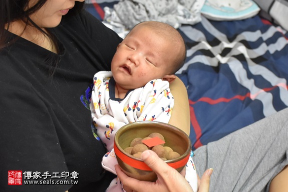 剃胎毛、滿月剃頭、嬰兒剃頭、嬰兒理髮、嬰兒剃髮、嬰兒剃胎毛、嬰兒滿月剃頭、寶寶剃頭、剃胎毛儀式、剃胎毛吉祥話、滿月剃頭儀式、滿月剃頭吉祥話、寶寶剃胎毛、寶寶滿月剃頭理髮、 新竹縣新豐地區剃胎毛、新竹縣新豐地區滿月剃頭、新竹縣新豐地區嬰兒剃頭剃胎毛、新竹縣新豐地區嬰兒理髮、新竹縣嬰兒剃髮、謝寶寶(新竹新豐鄉到府嬰兒寶寶滿月剃頭理髮、免費到府嬰兒剃胎毛儀式吉祥話)。到府剃頭剃胎毛主持、專業拍照、DVD光碟、證書。★購買「臍帶章、肚臍章、胎毛筆刷印章」贈送：剃頭、收涎、抓周，三選一。2017.12.04照片7