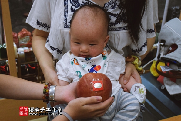 剃胎毛、滿月剃頭、嬰兒剃頭、嬰兒理髮、嬰兒剃髮、嬰兒剃胎毛、嬰兒滿月剃頭、寶寶剃頭、剃胎毛儀式、剃胎毛吉祥話、滿月剃頭儀式、滿月剃頭吉祥話、寶寶剃胎毛、寶寶滿月剃頭理髮、新北永和區剃胎毛、新北永和區滿月剃頭、新北永和區嬰兒剃頭剃胎毛、新北永和區嬰兒理髮、新北永和區嬰兒剃髮、劉寶寶(新北永和區嬰兒寶寶滿月剃頭理髮、免費嬰兒剃胎毛儀式吉祥話)。中國風會場，爸媽寶貝免費穿「日中韓」古裝禮服。專業拍照、DVD光碟、證書。★購買「臍帶章、肚臍章、胎毛筆刷印章」贈送：剃頭、收涎、抓周，三選一。2016.06.28  照片8