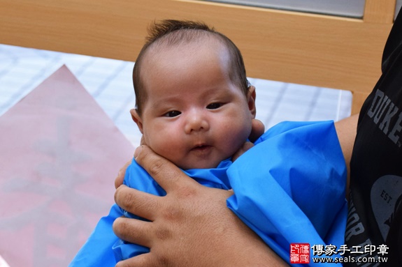 剃胎毛、滿月剃頭、嬰兒剃頭、嬰兒理髮、嬰兒剃髮、嬰兒剃胎毛、嬰兒滿月剃頭、寶寶剃頭、剃胎毛儀式、剃胎毛吉祥話、滿月剃頭儀式、滿月剃頭吉祥話、寶寶剃胎毛、寶寶滿月剃頭理髮、新竹香山區剃胎毛、新竹香山區滿月剃頭、新竹香山區嬰兒剃頭剃胎毛、新竹香山區嬰兒理髮、新竹香山區嬰兒剃髮、周寶寶(新竹香山區嬰兒寶寶滿月剃頭理髮、免費嬰兒剃胎毛儀式吉祥話)。中國風會場，爸媽寶貝免費穿「日中韓」古裝禮服。專業拍照、DVD光碟、證書。★購買「臍帶章、肚臍章、胎毛筆刷印章」贈送：剃頭、收涎、抓周，三選一。2016.07.20  照片15