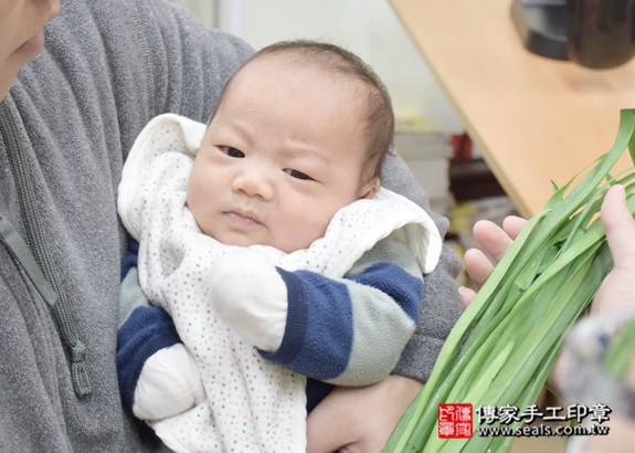 剃胎毛、滿月剃頭、嬰兒剃頭、嬰兒理髮、嬰兒剃髮、嬰兒剃胎毛、嬰兒滿月剃頭、寶寶剃頭、剃胎毛儀式、剃胎毛吉祥話、滿月剃頭儀式、滿月剃頭吉祥話、寶寶剃胎毛、寶寶滿月剃頭理髮、新北永和區剃胎毛、新北永和區滿月剃頭、新北永和區嬰兒剃頭剃胎毛、新北永和區嬰兒理髮、新北永和區嬰兒剃髮、簡寶寶(新北永和區嬰兒寶寶滿月剃頭理髮、免費嬰兒剃胎毛儀式吉祥話)。中國風會場，爸媽寶貝免費穿「日中韓」古裝禮服。專業拍照、DVD光碟、證書。★購買「臍帶章、肚臍章、胎毛筆刷印章」贈送：剃頭、收涎、抓周，三選一。2016.01.23 照片11